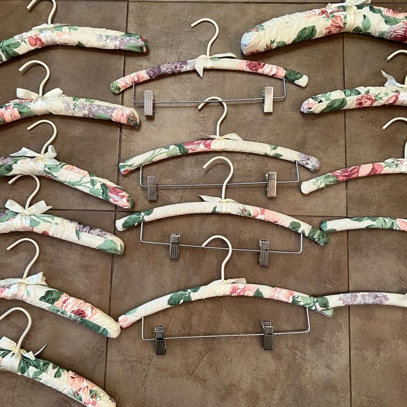 Set of 15 Gently Used Padded Hangers in Vintage Cabbage Rose Cotton Fabric - Picture 4 of 12